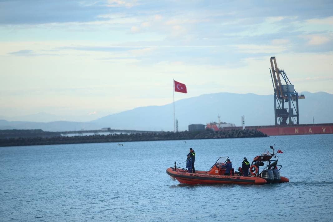 Zonguldak'ta batan geminin personelini arama çalışmaları sürüyor 15